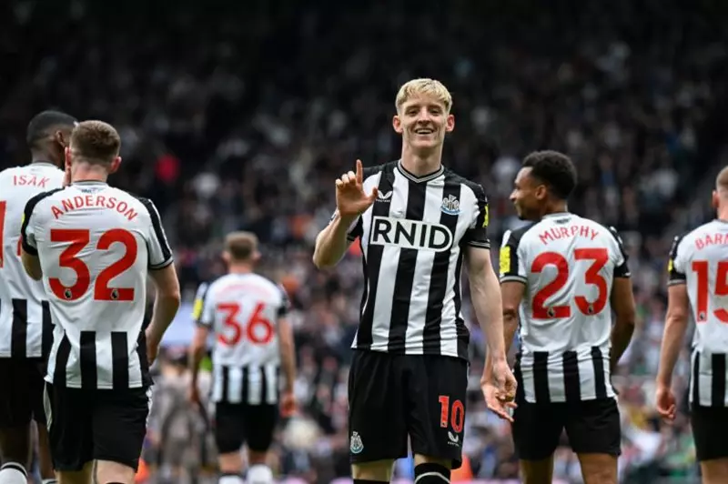 أنتوني جوردون جناح نيوكاسل يونايتد